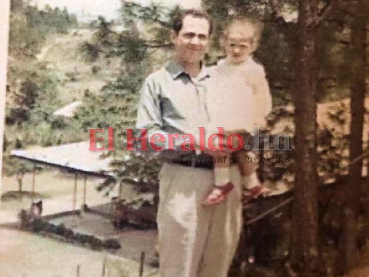 En el retrato vemos a María Elena junto a su padre Luis Armando.