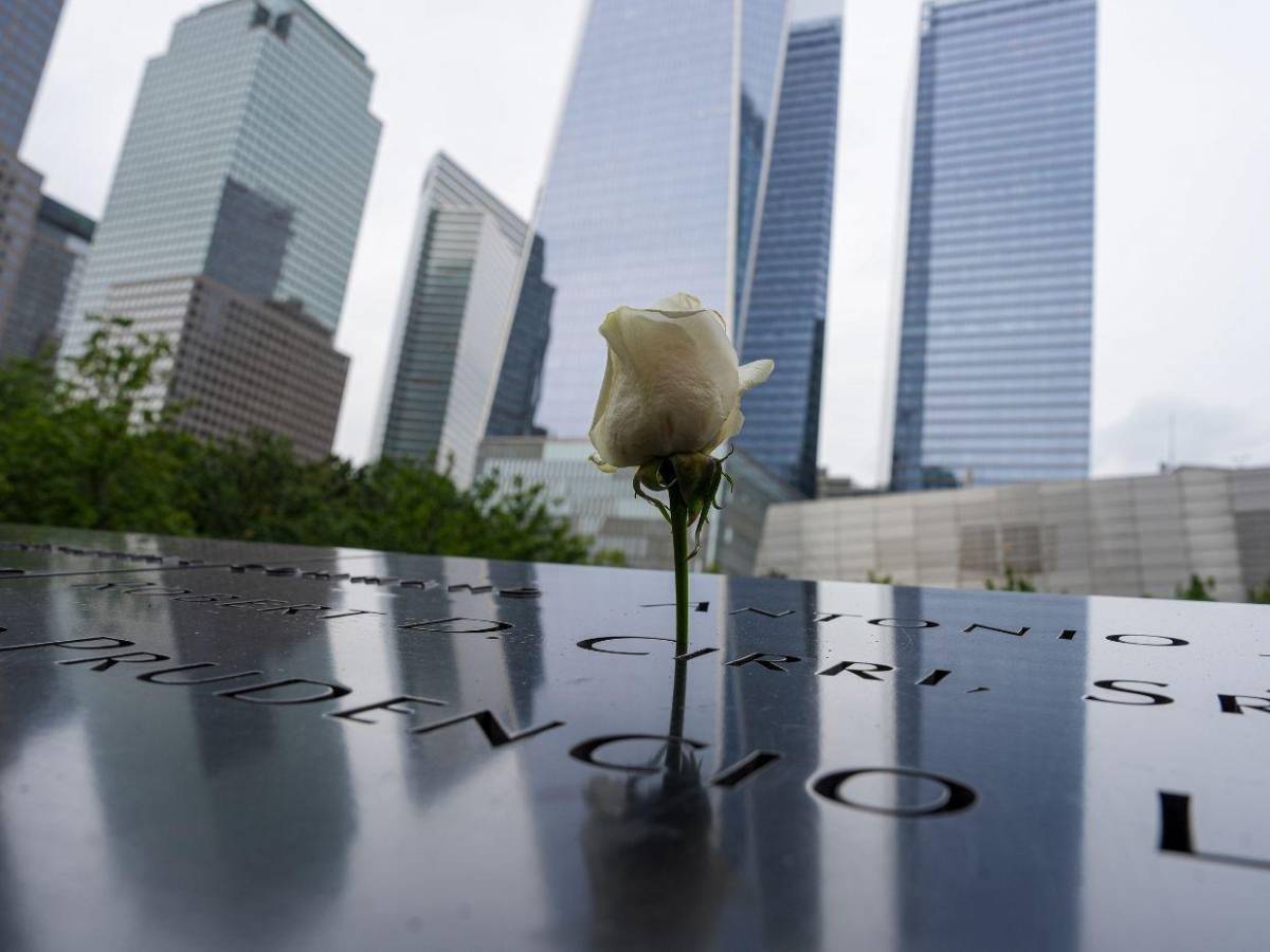 El 11S persigue, entre enfermedades y recuerdos, a bomberos y rescatistas 25 años después