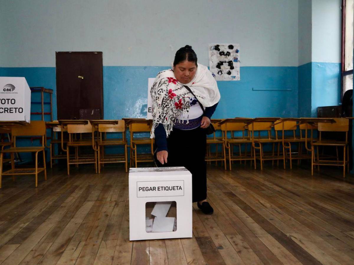 Ecuador vota hoy entre palmas, estado de excepción y ley seca