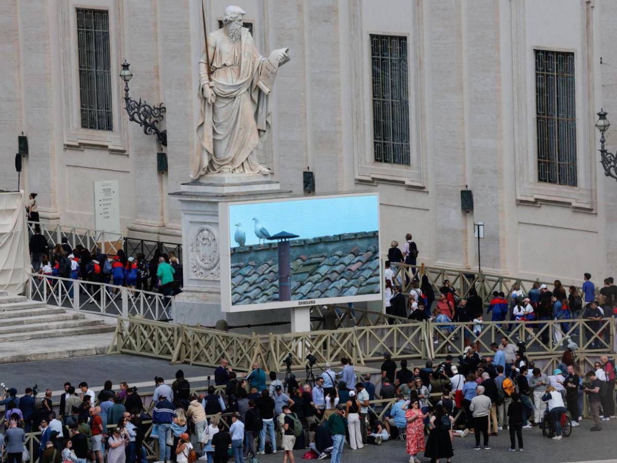 Imágenes de los fieles en el segundo día de cónclave
