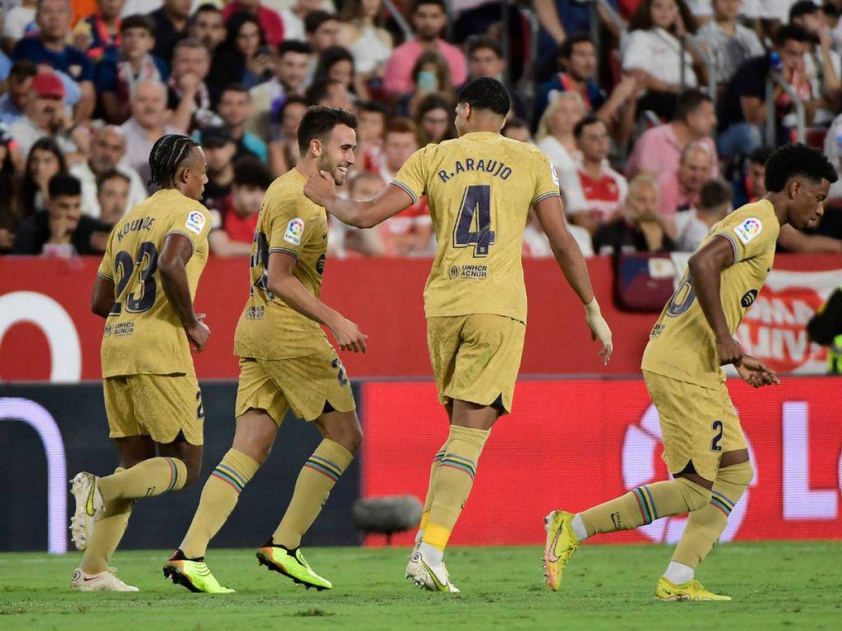 Barcelona golea 3-0 a Sevilla y sigue a la caza del Real Madrid en La Liga