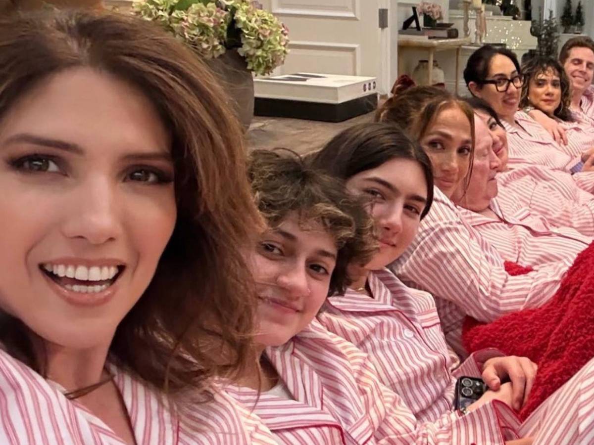 Acusan a Jennifer López de abusar del Photoshop en su postal navideña