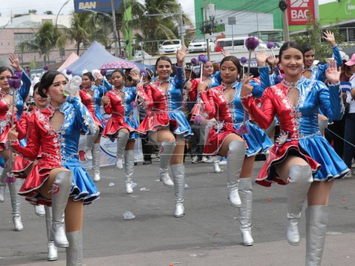 De trajes espectaculares a coreografías únicas: las palillonas que destacaron en los desfiles 2026