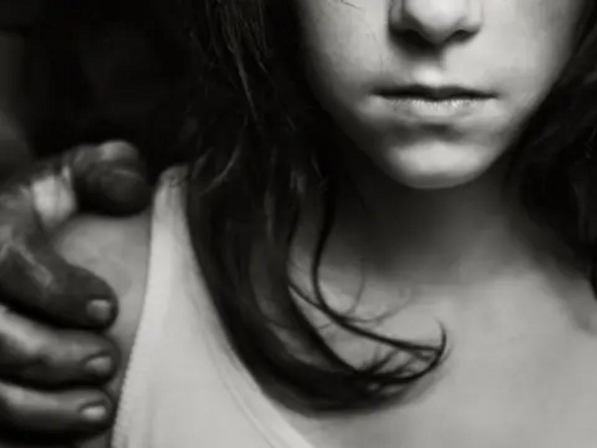 Abusaron de su hija y la obligaron a ver sus actos de intimidad; su hermano también participó