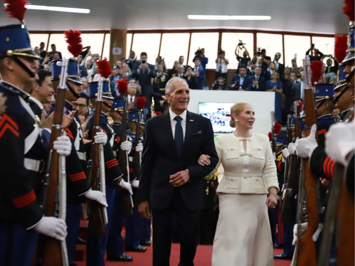 Del brazo de su esposa: el momento en que Nasry Asfura ingresó al Congreso Nacional