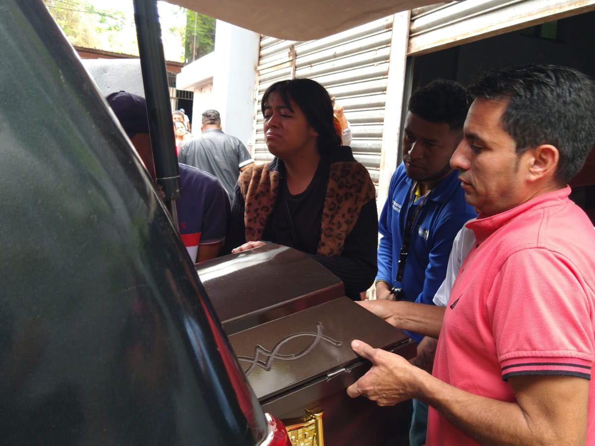 Sacalo de ahí, mami: Dolor y llanto de familiares al reclamar al joven asesinado en La Cuesta