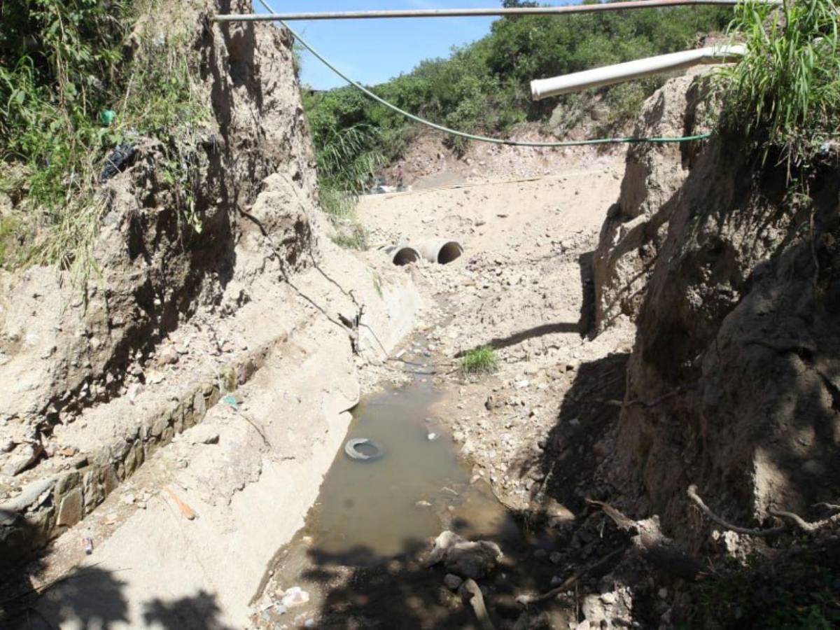 Avanzan los trabajos de rehabilitación en la Reynel Fúnez tras enorme socavón