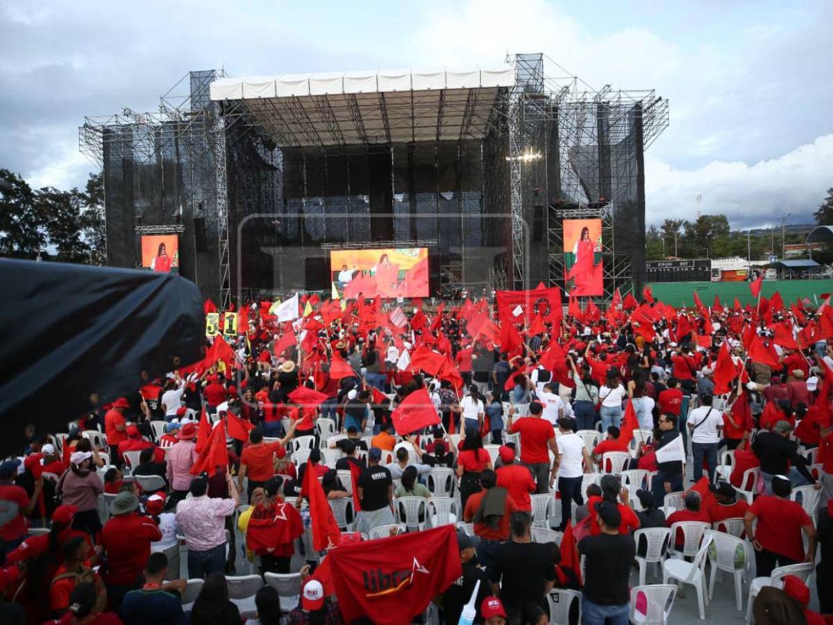 Con pancartas bipartidismo no volverá, colectivos de Libre recibieron a Rixi Moncada en la capital