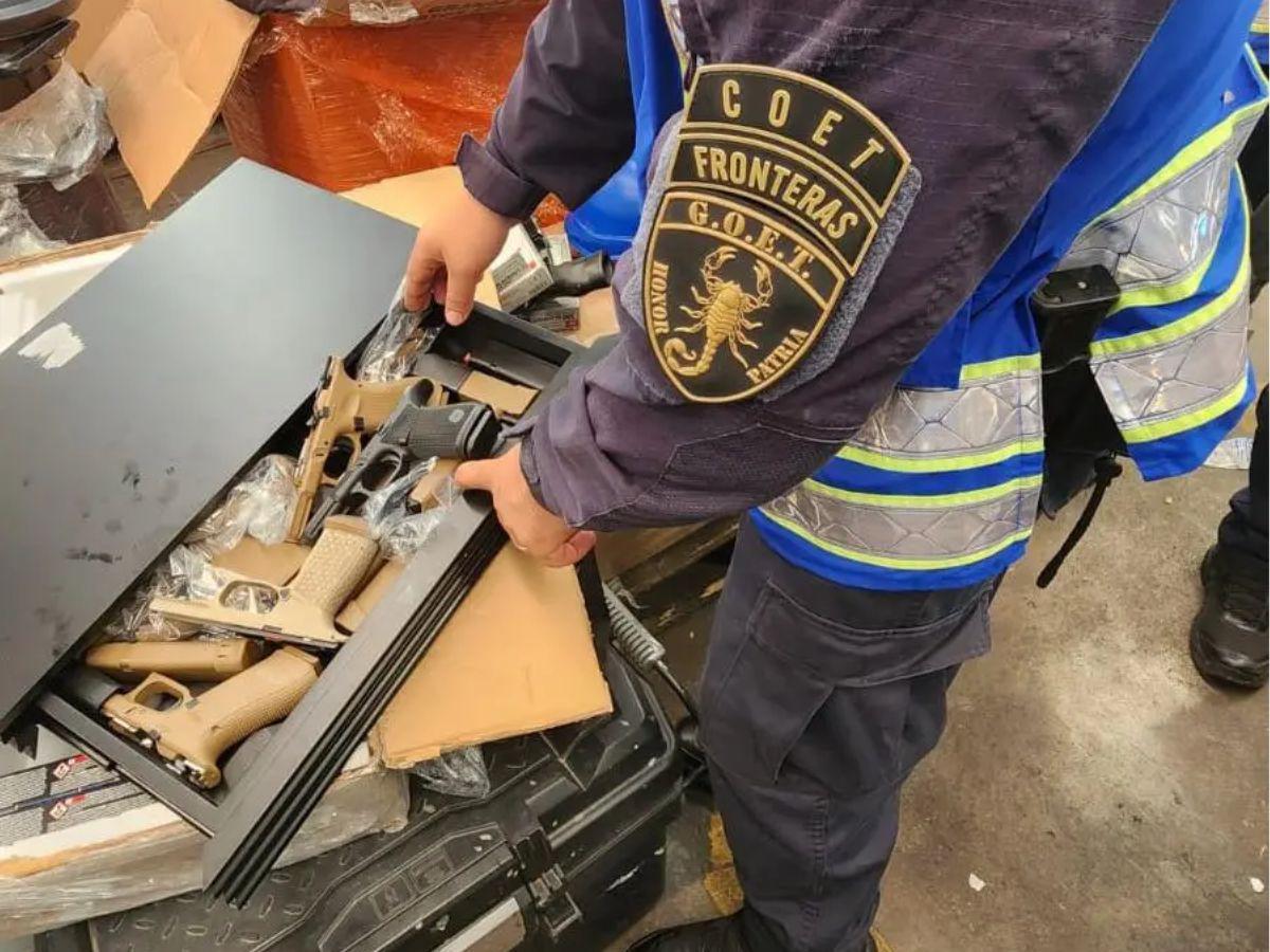 Venían camufladas entre ropa, juguetes y encomiendas desde EEUU: contenedor incautado con armas