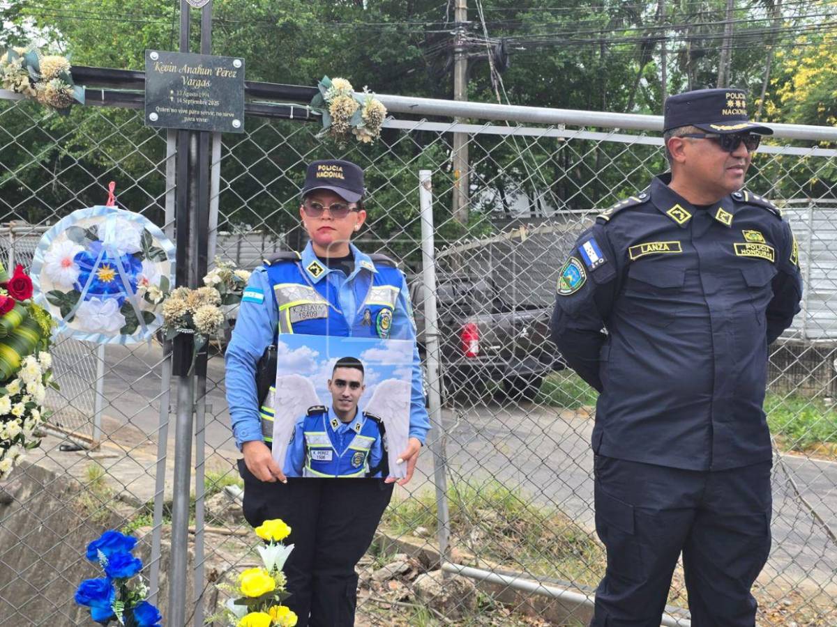Emotivo homenaje a Kevin Pérez, policía que murió tras lanzarse a una quebrada para salvar a dos niños en SPS