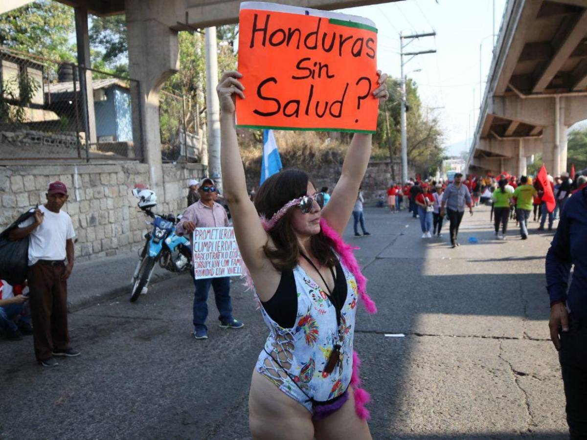 ¿Quién es Floridalia Aguilar, la doctora que protesta en traje de baño en contra la corrupción?