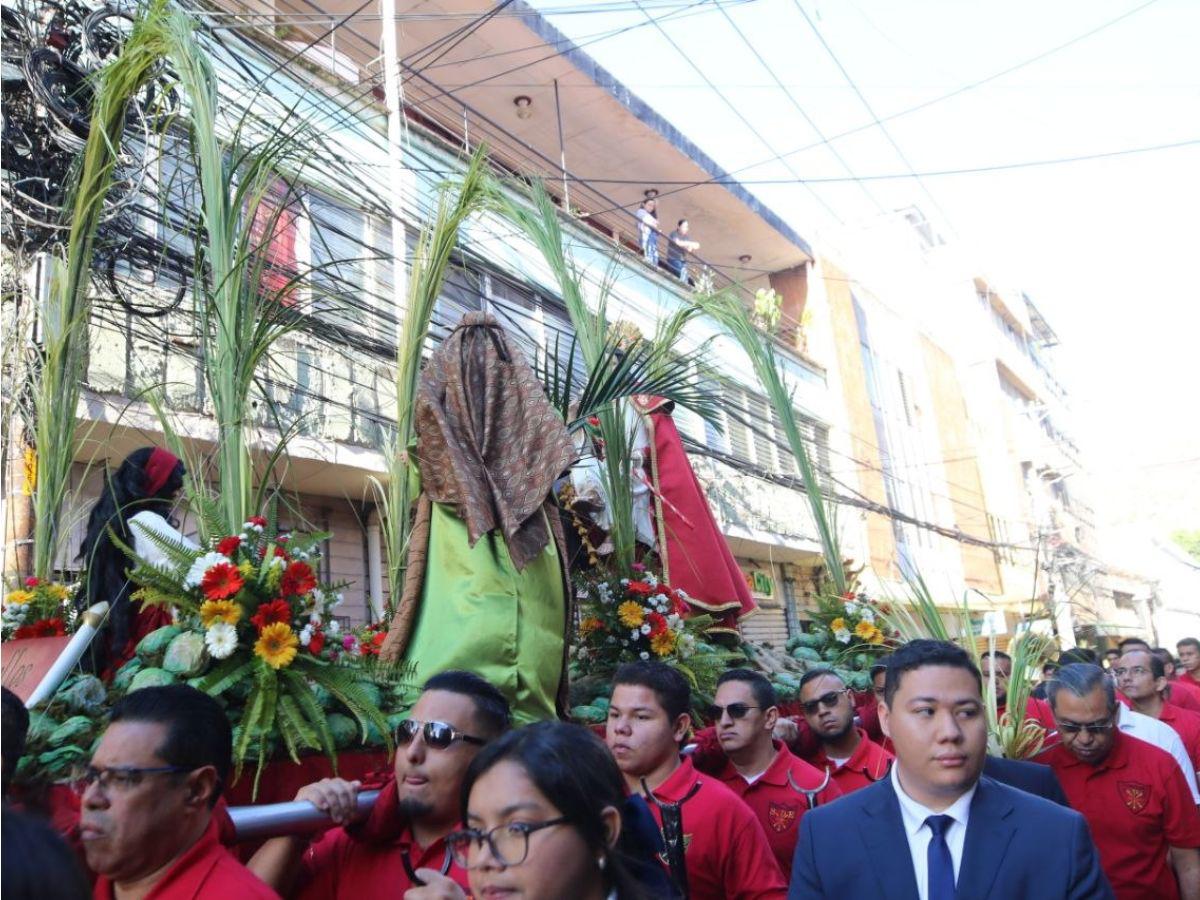 Con cantos y palmas en manos, feligreses conmemoran el Domingo de Ramos