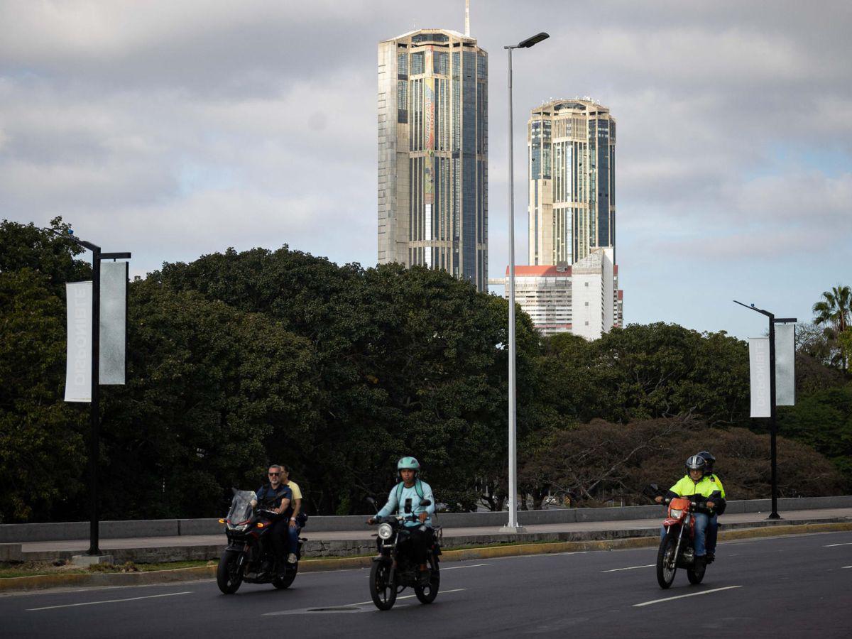 Resguardados, largas filas en supermercados y calles vacías: ambiente en Venezuela tras caída de Maduro