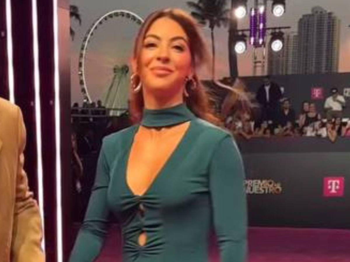 Maluma y su novia derrochan amor en la alfombra de Premio Lo Nuestro 2026
