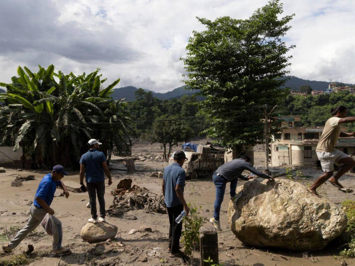 Mal tiempo y accesos afectados: se complica búsqueda de desaparecidos en China tras riada