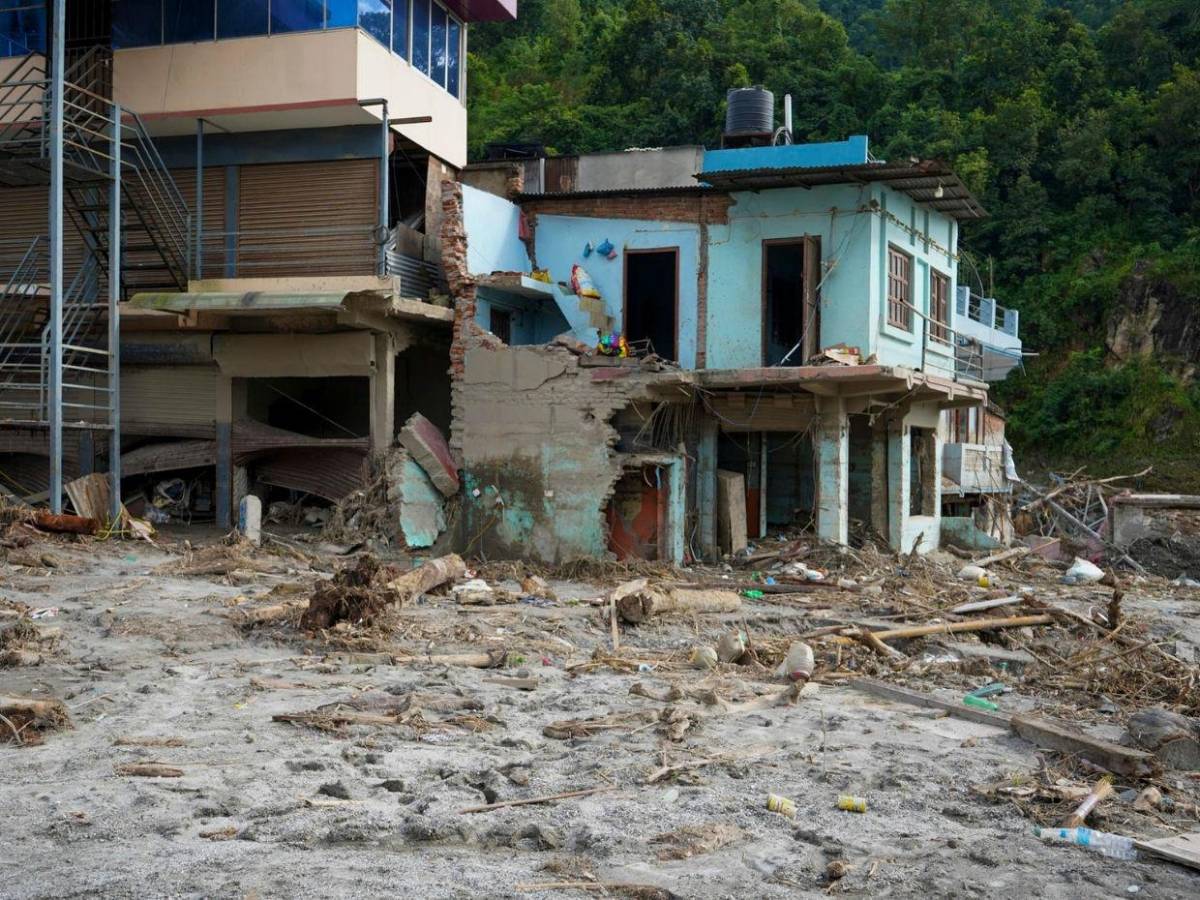 Cuerpos entre los escombros y el barro hasta el cuarto piso: así quedó Nepal tras la riada