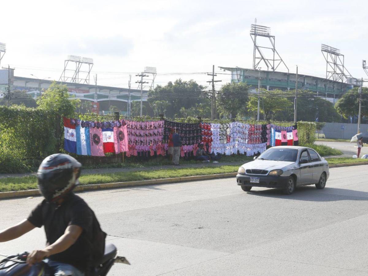 Camisetas, comida y pasión afuera del Olímpico previo a  Olimpia vs Inter Miami
