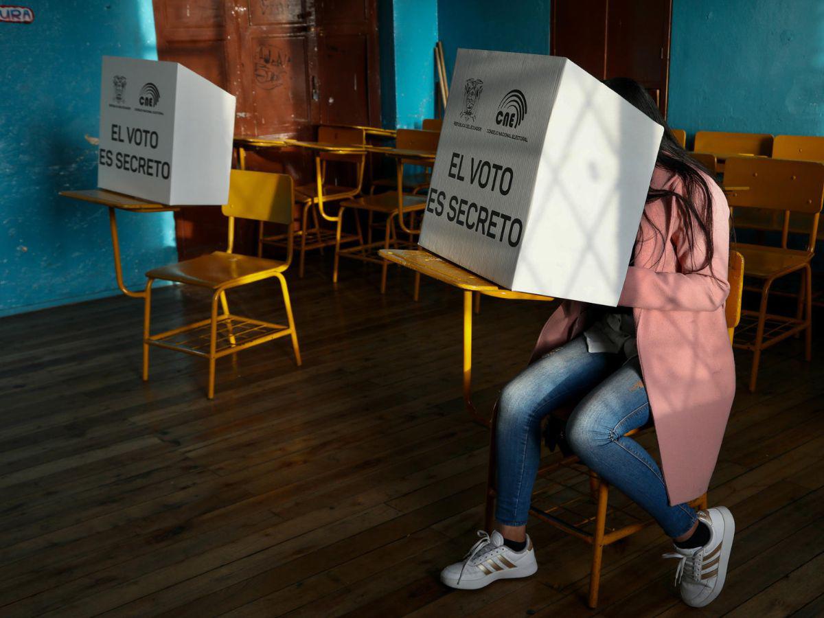 Elecciones en Ecuador: Noboa vota sin dar declaraciones y González denuncia “irregularidades”