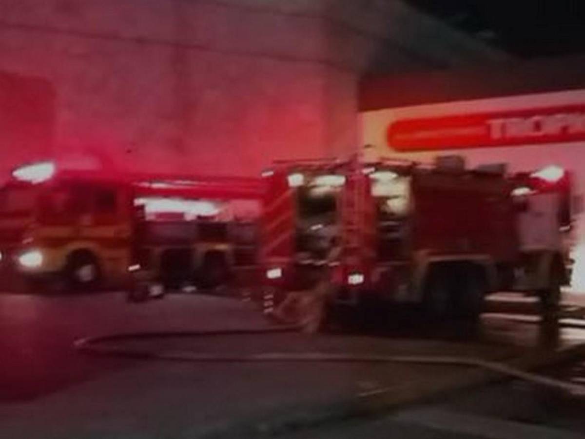 Controlado a tiempo: bomberos evitan que incendio en mall  de Comayagüela se expanda