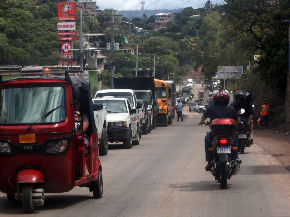 Desprendimiento de rocas en Comayagüela deja vehículo destruido y obliga al cierre de calle