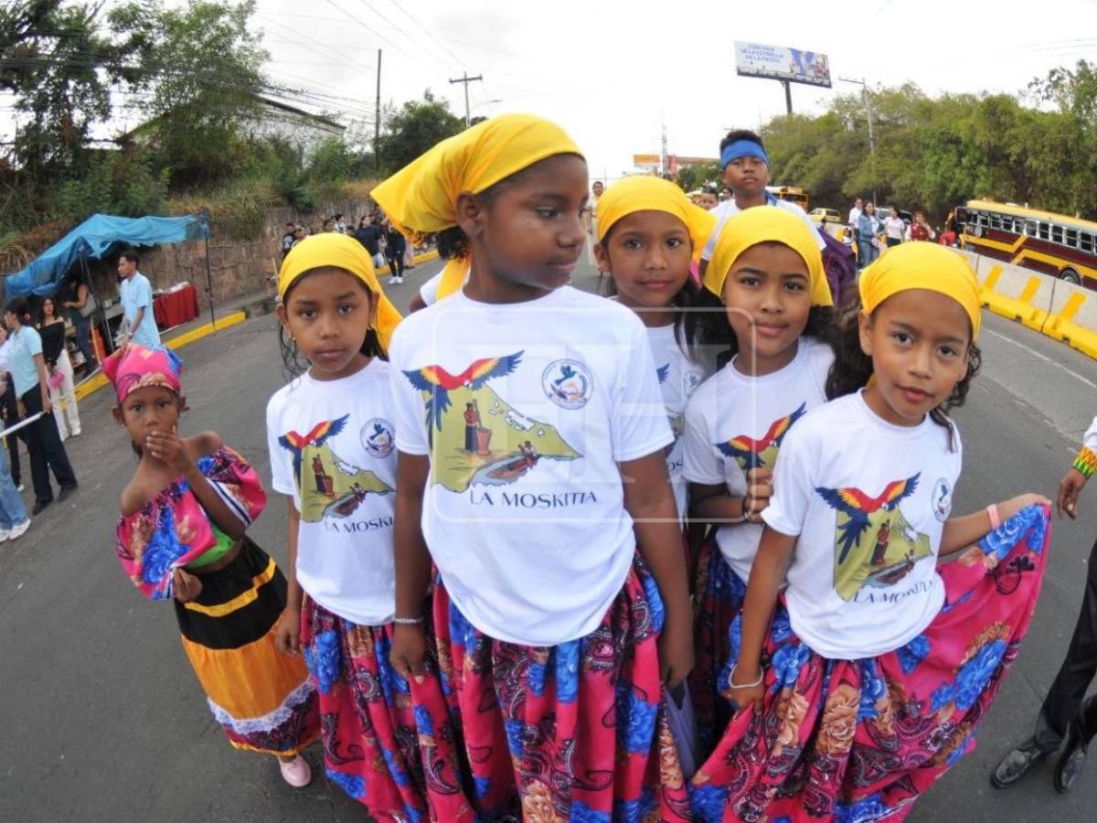 Música, color y ritmo: así se viven los desfiles escolares este domingo en la capital
