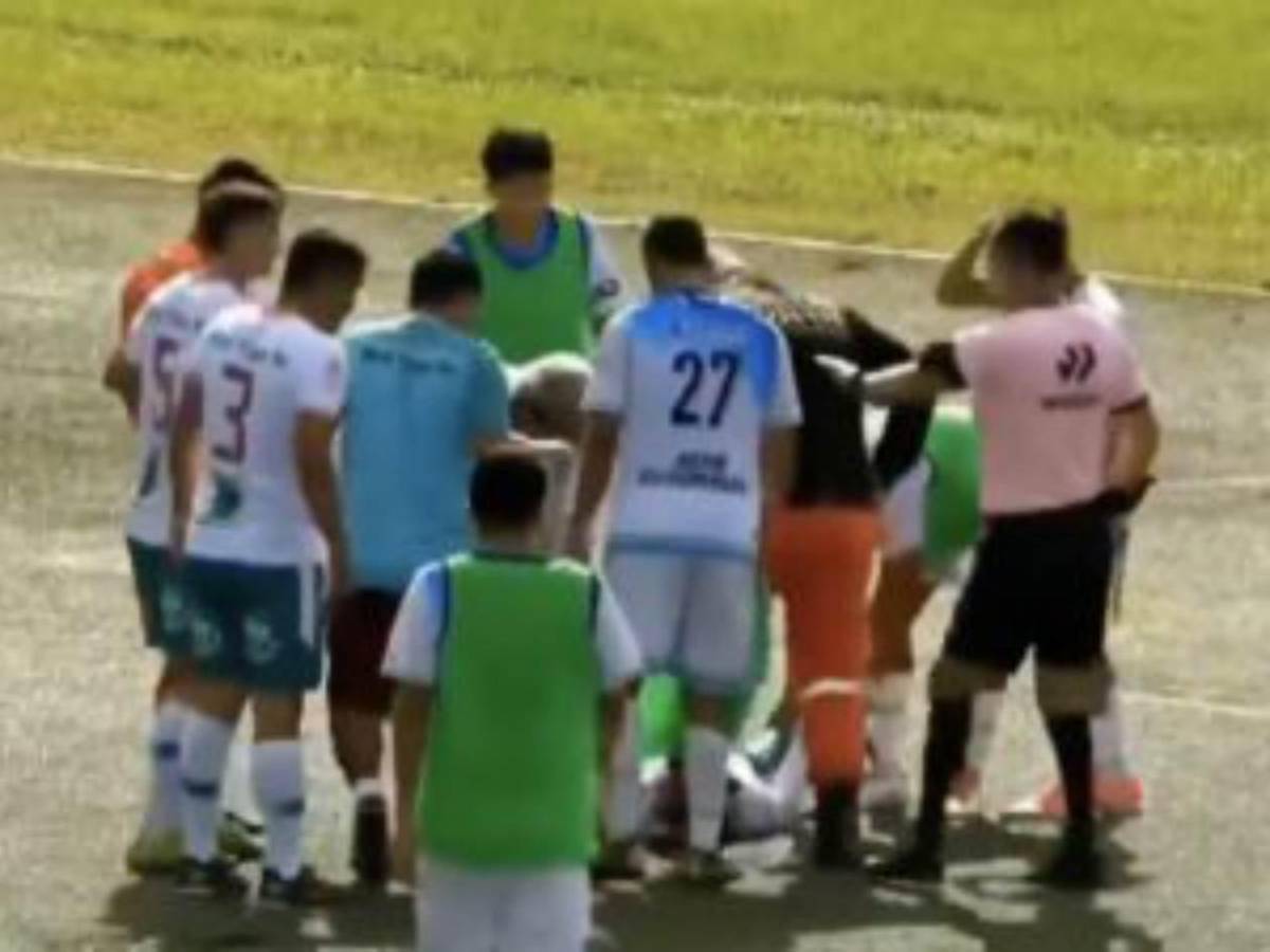 Muere futbolista tras fuerte choque con portero en pleno partido