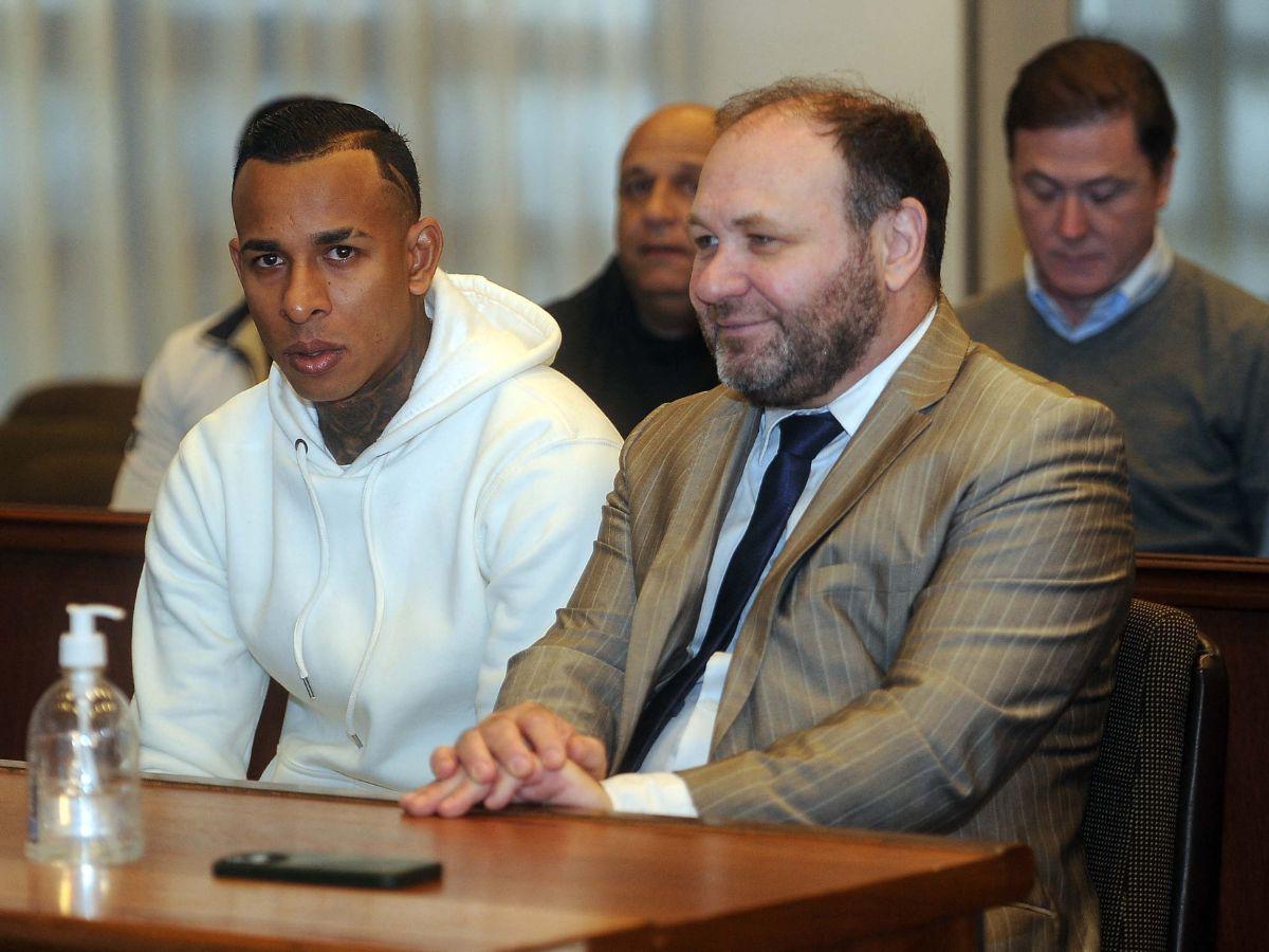 Condenan al futbolista Sebastián Villa por violencia de género en Argentina