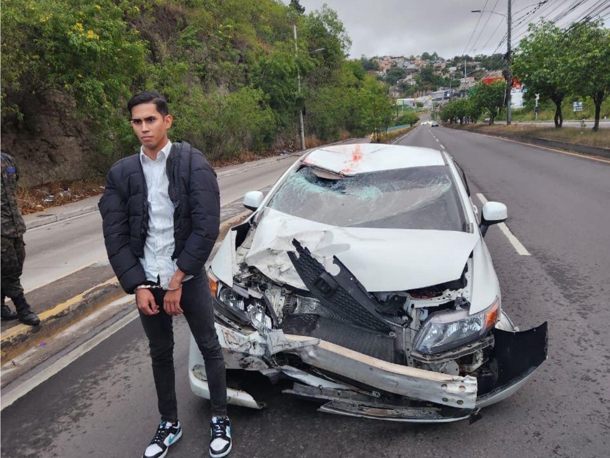 Con el carro destrozado y con sangre: así intentó huir un hombre tras matar a un motociclista