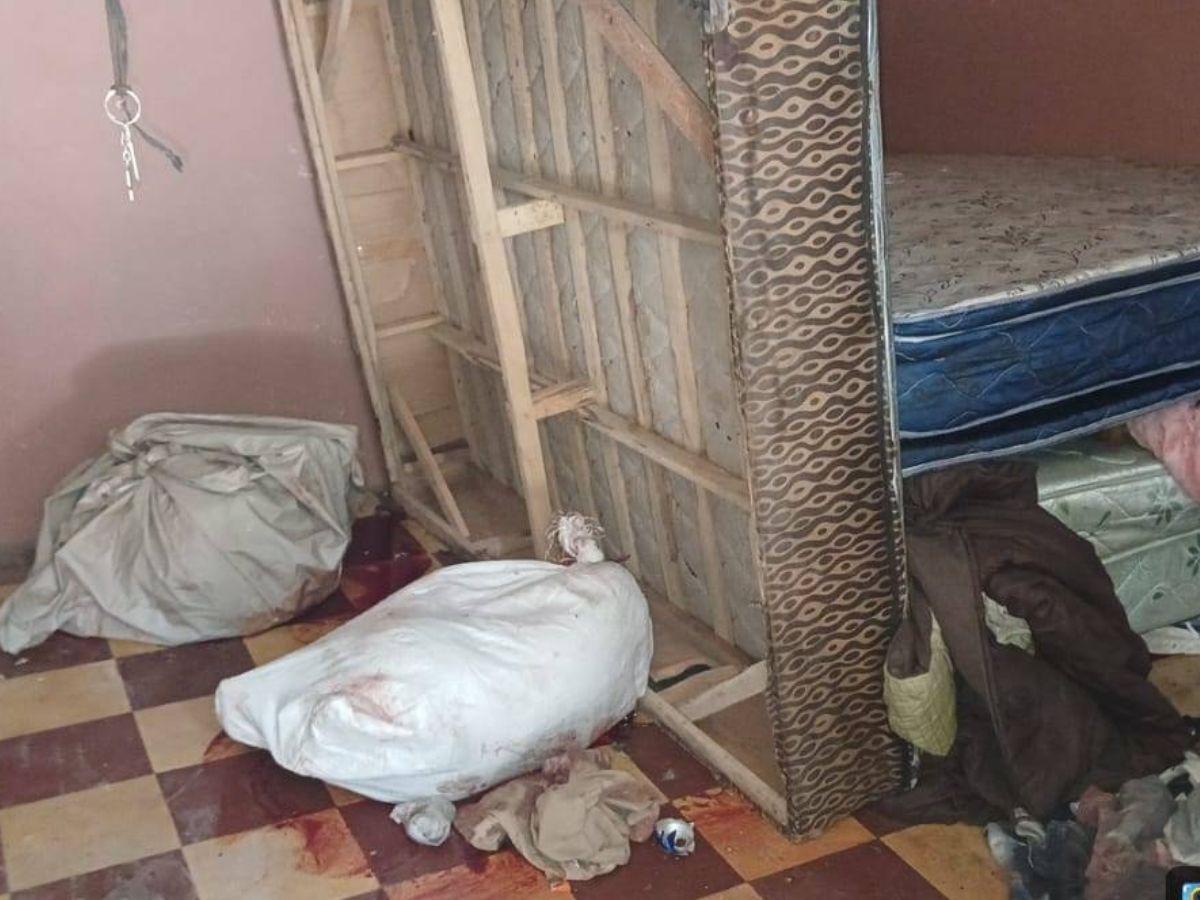 Ropa tirada y sangre: así era la cuartería donde hallaron dos cuerpos encostalados bajo una cama