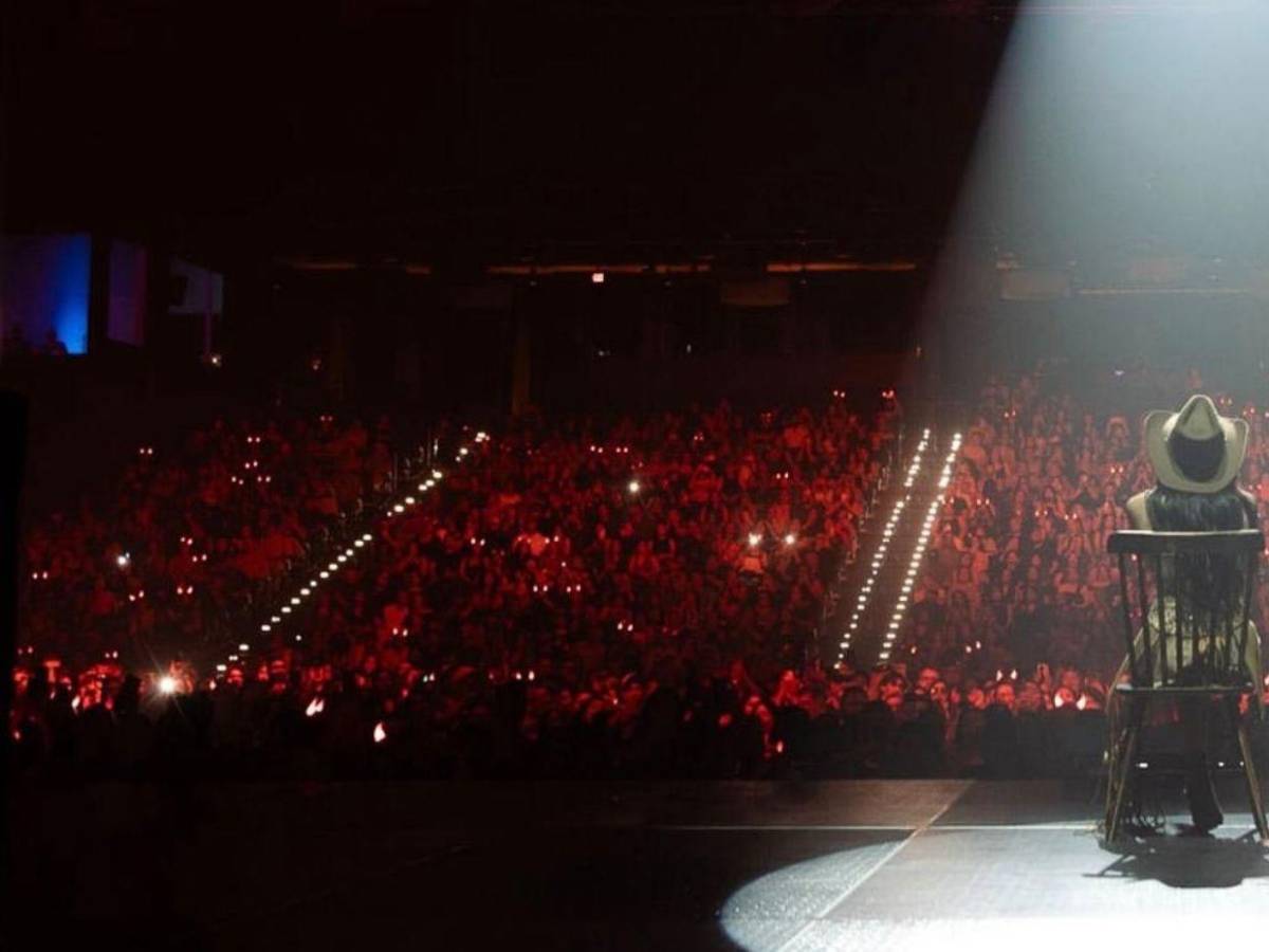A.B. Quintanilla compara a Cazzu con Selena Quintanilla y la corona en concierto en EE UU