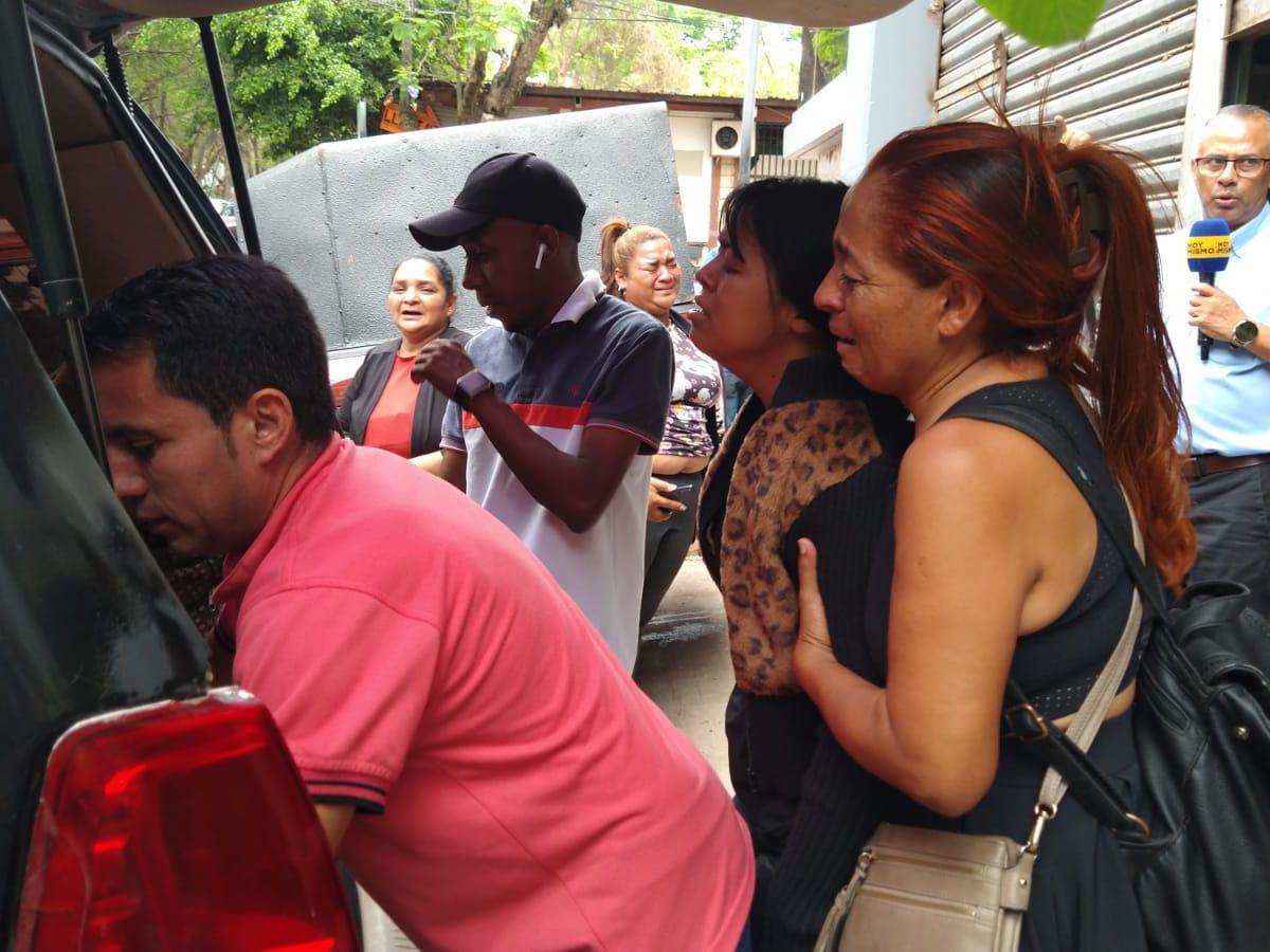 Sacalo de ahí, mami: Dolor y llanto de familiares al reclamar al joven asesinado en La Cuesta