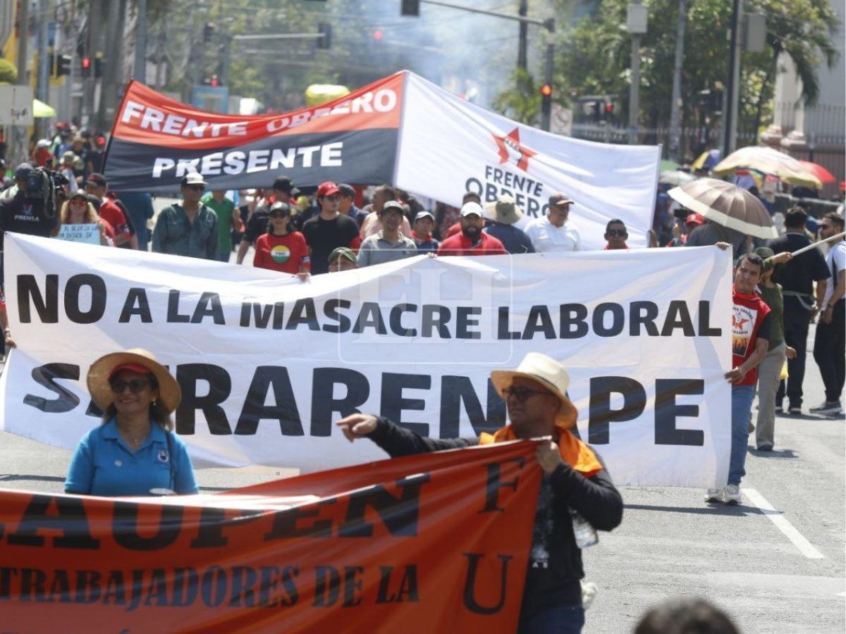 Queman monigote de Donald Trump durante marcha del Día del Trabajador en SPS