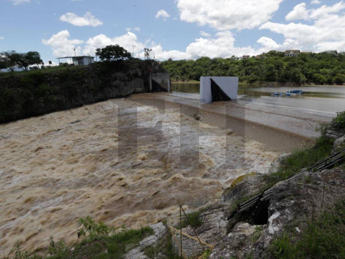 Recientes lluvias abastecen la represa Los Laureles de la capital y provocan inundaciones