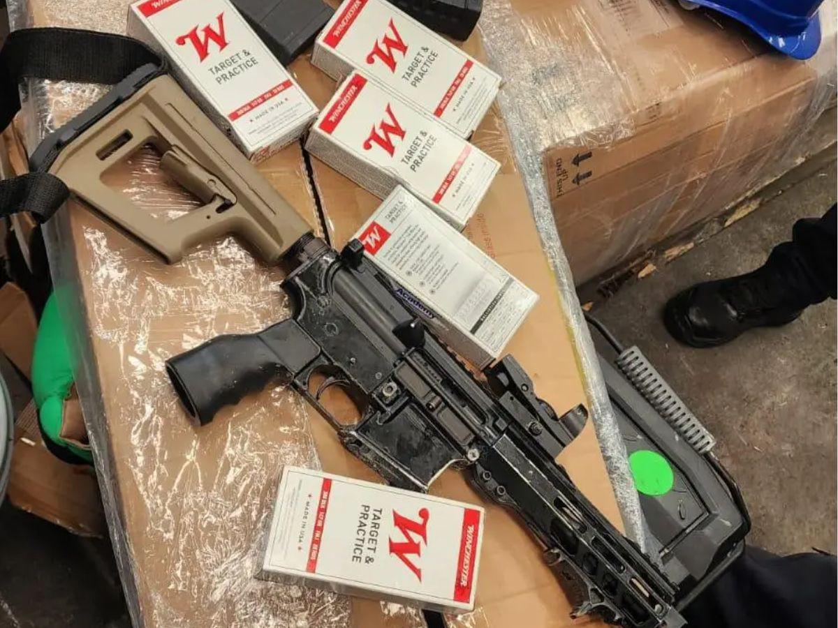 Venían camufladas entre ropa, juguetes y encomiendas desde EEUU: contenedor incautado con armas