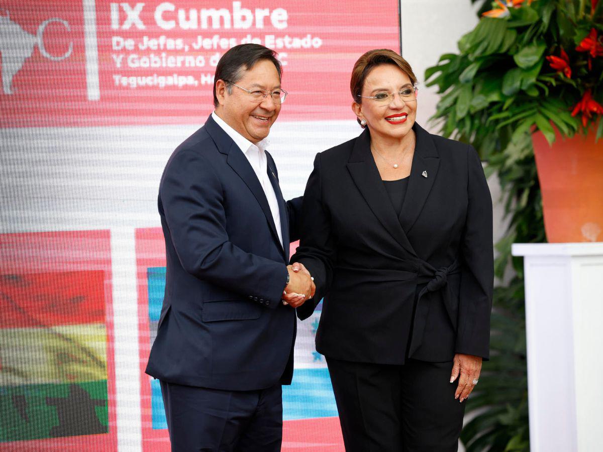 Besos y abrazos: Así dio la bienvenida Xiomara Castro a los presidentes en la Cumbre de la Celac