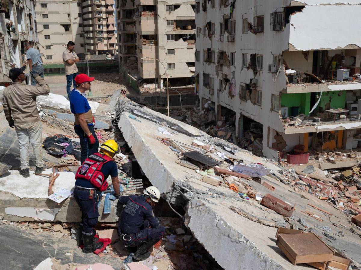 Padres desesperados recorren hospitales y morgues buscando a sus hijos tras terremotos en Venezuela