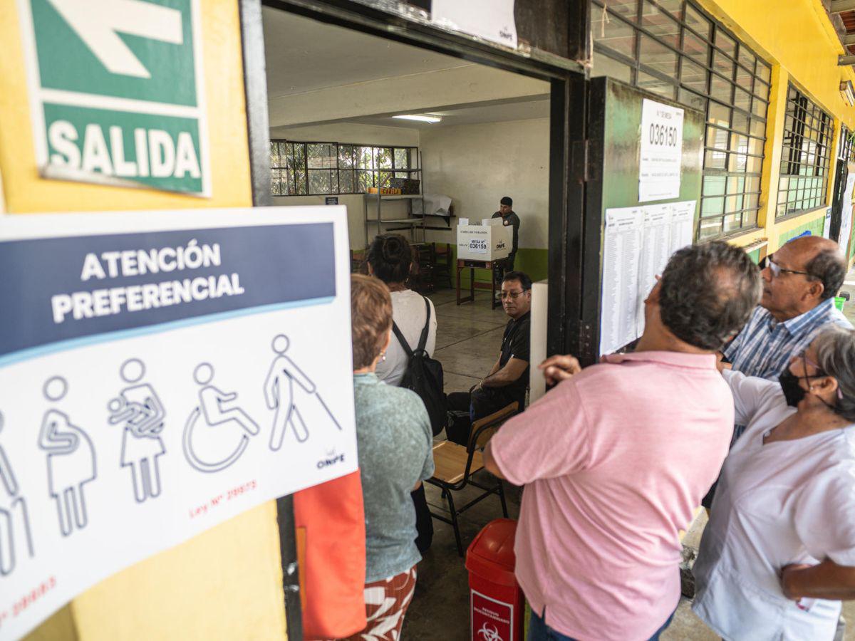 Así se desarrollan las elecciones en Perú: retrasos en mesas y largas esperas en centros de votación