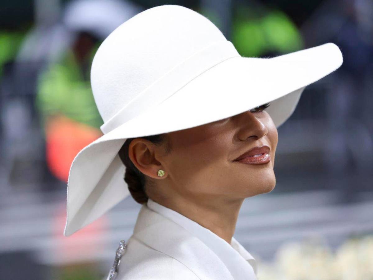 Met Gala 2025: Zendaya brilla con esmoquin blanco de Louis Vuitton