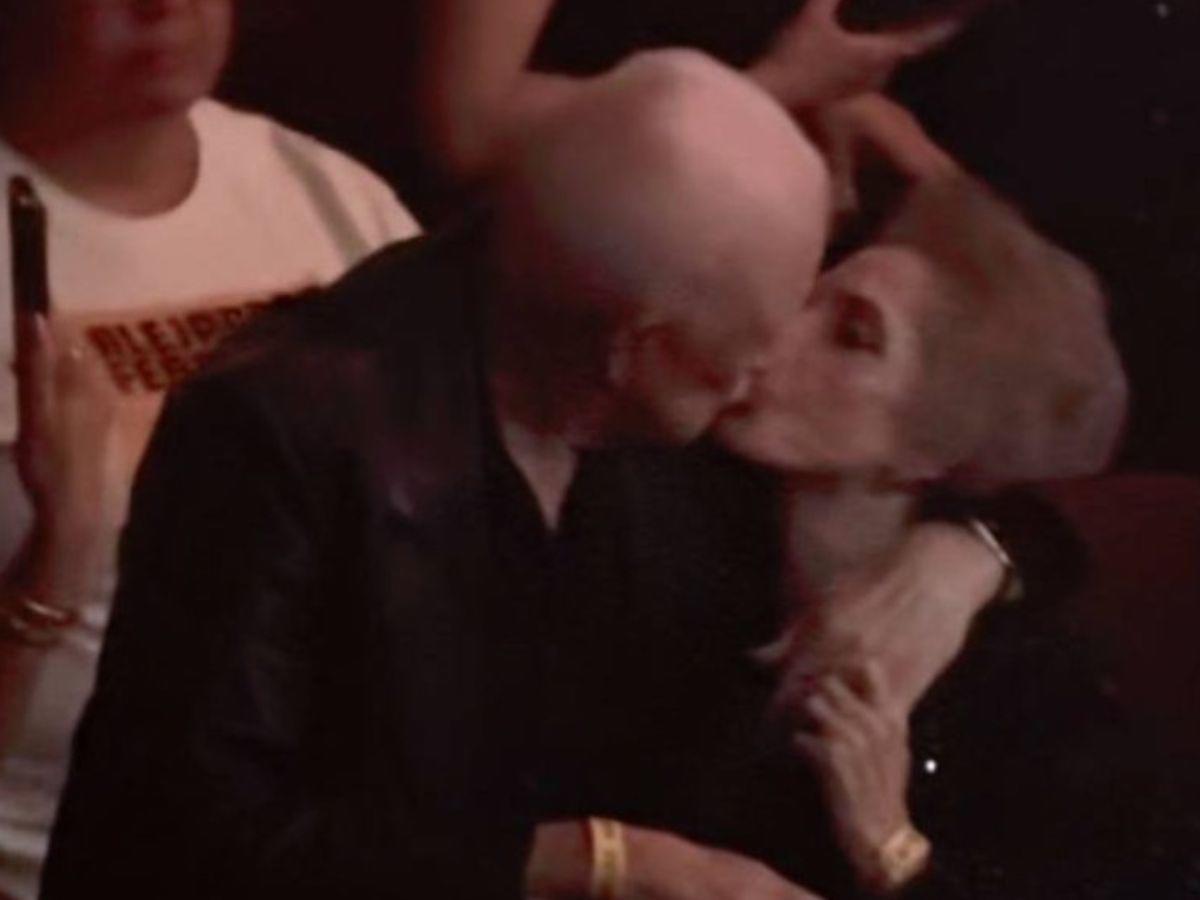 Doña Cuquita, viuda de Vicente Fernández, captada cariñosa con otro hombre en concierto