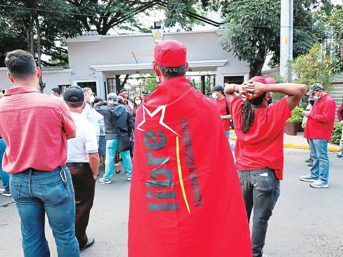 Colectivos de Libre abarrotaron la Casa Presidencial en busca de una plaza laboral