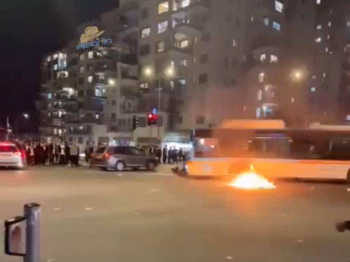 Conductor de autobús atropella a judíos ortodoxos durante masiva protesta en Jerusalén