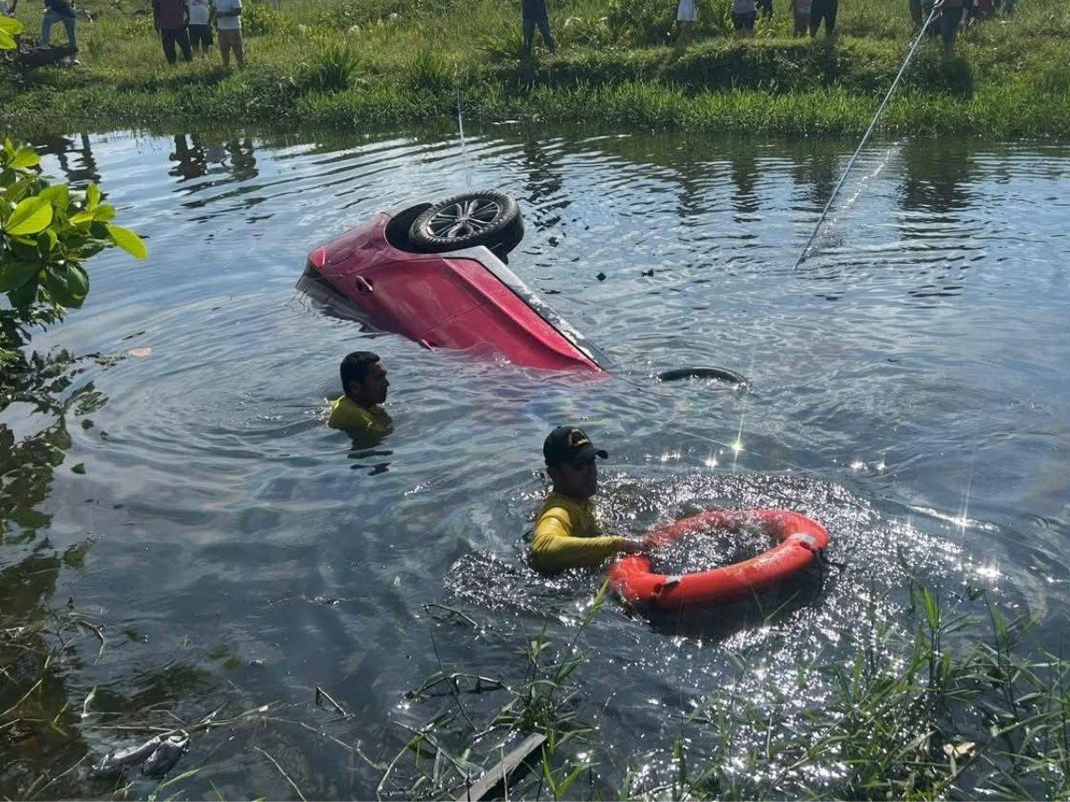 José Torres murió atrapado en su carro que cayó a un crique: momento en que sacan su cuerpo