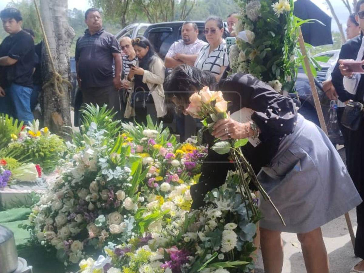 Con flores, palabras de amor y aplausos: así despiden a la periodista Bessy Carolina Martínez
