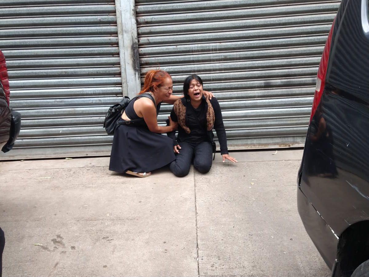 Sacalo de ahí, mami: Dolor y llanto de familiares al reclamar al joven asesinado en La Cuesta