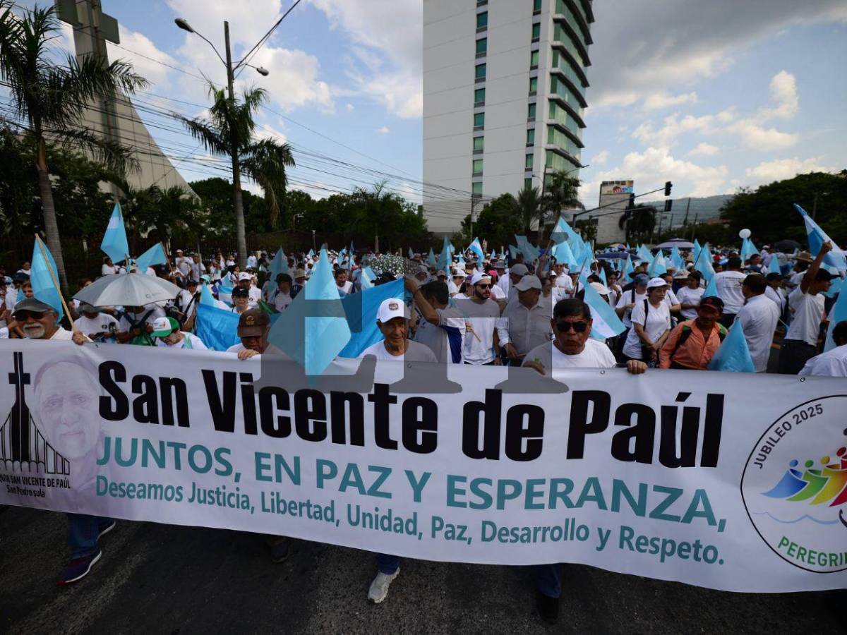Con fe y devoción, cientos de personas caminaron por la paz y democracia en SPS