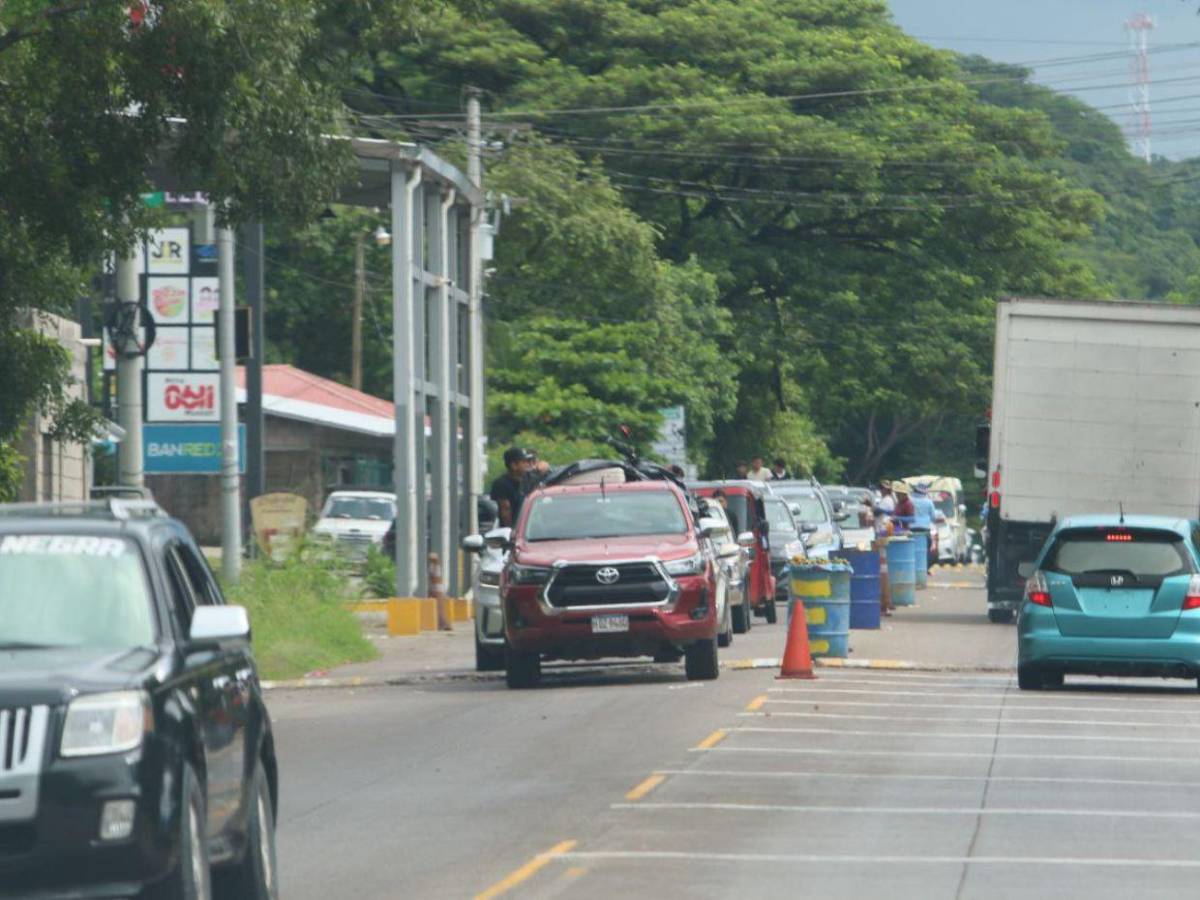 En larga caravana y bajo lluvia: así retornan capitalinos por carretera al sur