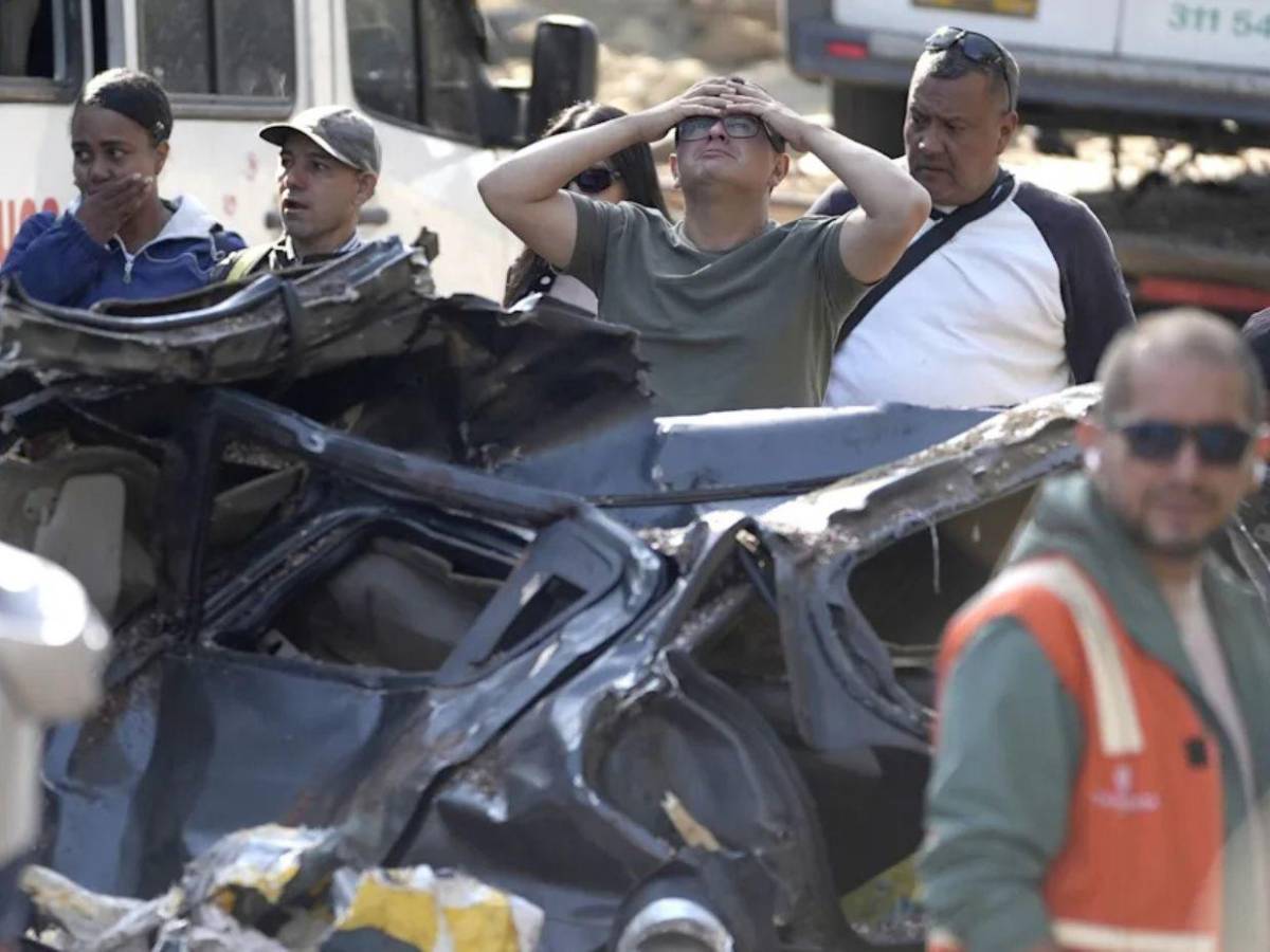 Entre sangre y escombros, familias buscan a sus muertos en carretera del Cauca