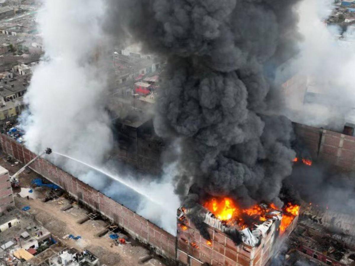 Incendio en Lima: bomberos luchan contra llamas en almacenes de juguetes