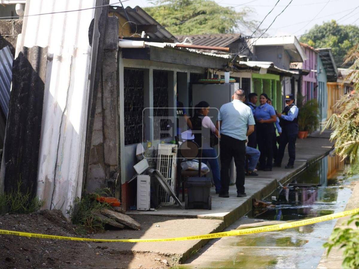 Escena del crimen: Sus hijos observaban desde afuera mientras investigaban la muerte de Bianca García