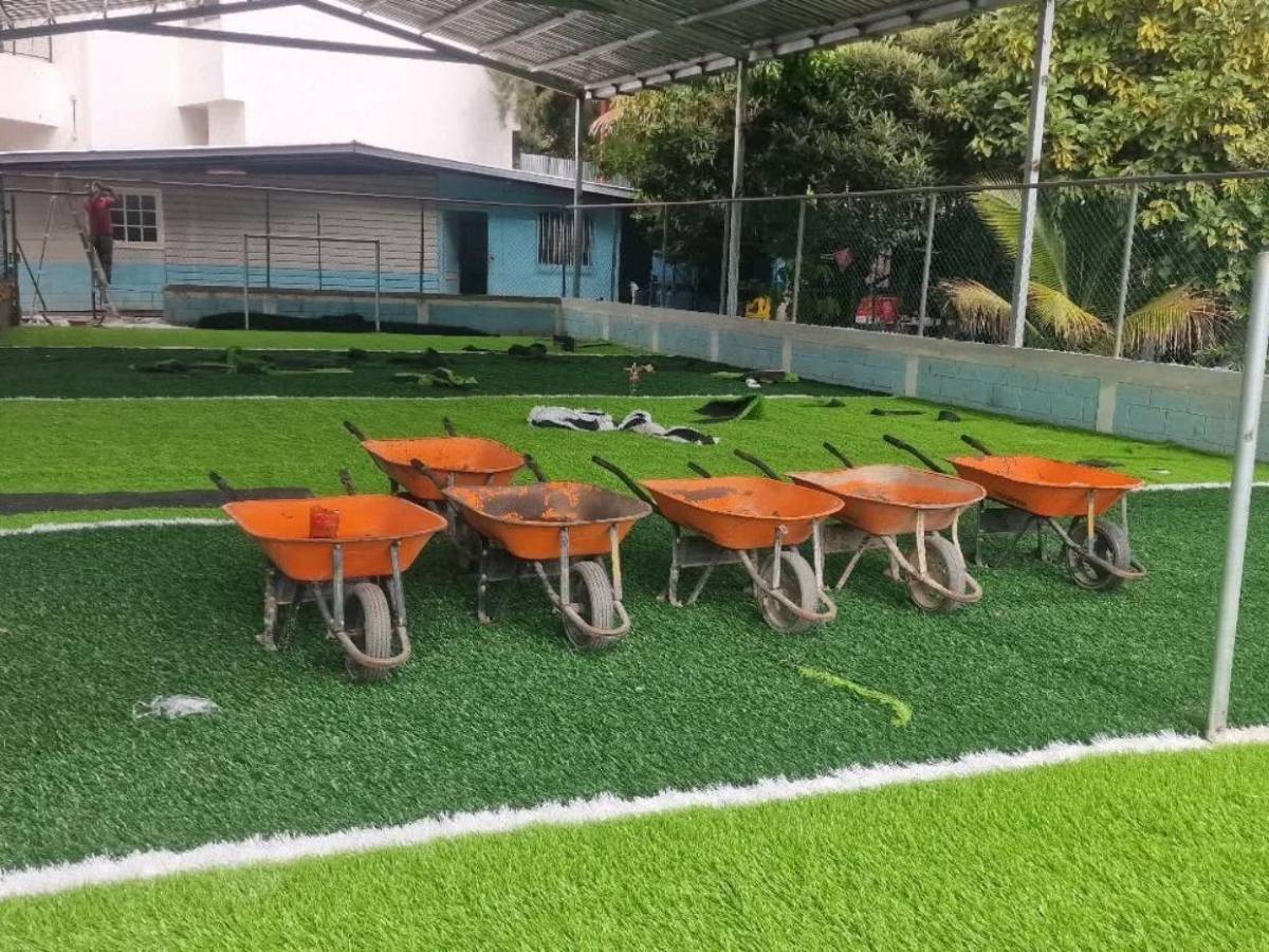 Condepor interviene cancha Dientes de Leche para instalar grama sintética